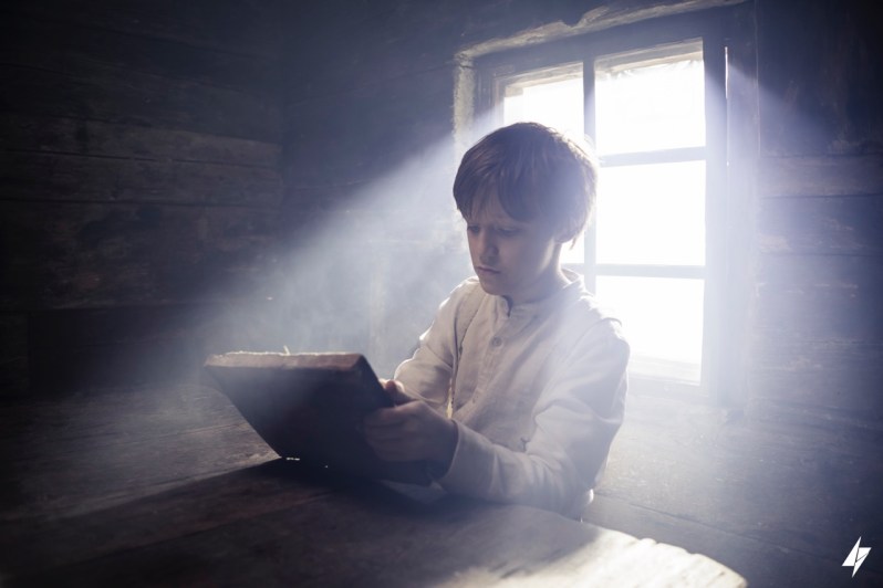 Schauspieler Lorenz Pojer als Karl im Freilichtmuseum in der Wohnstube in Maria Saal.jpeg